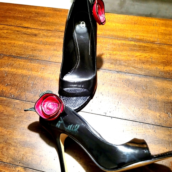 NWTs patent leather 3-D rose flower d'orsay pumps - Picture 9 of 12
